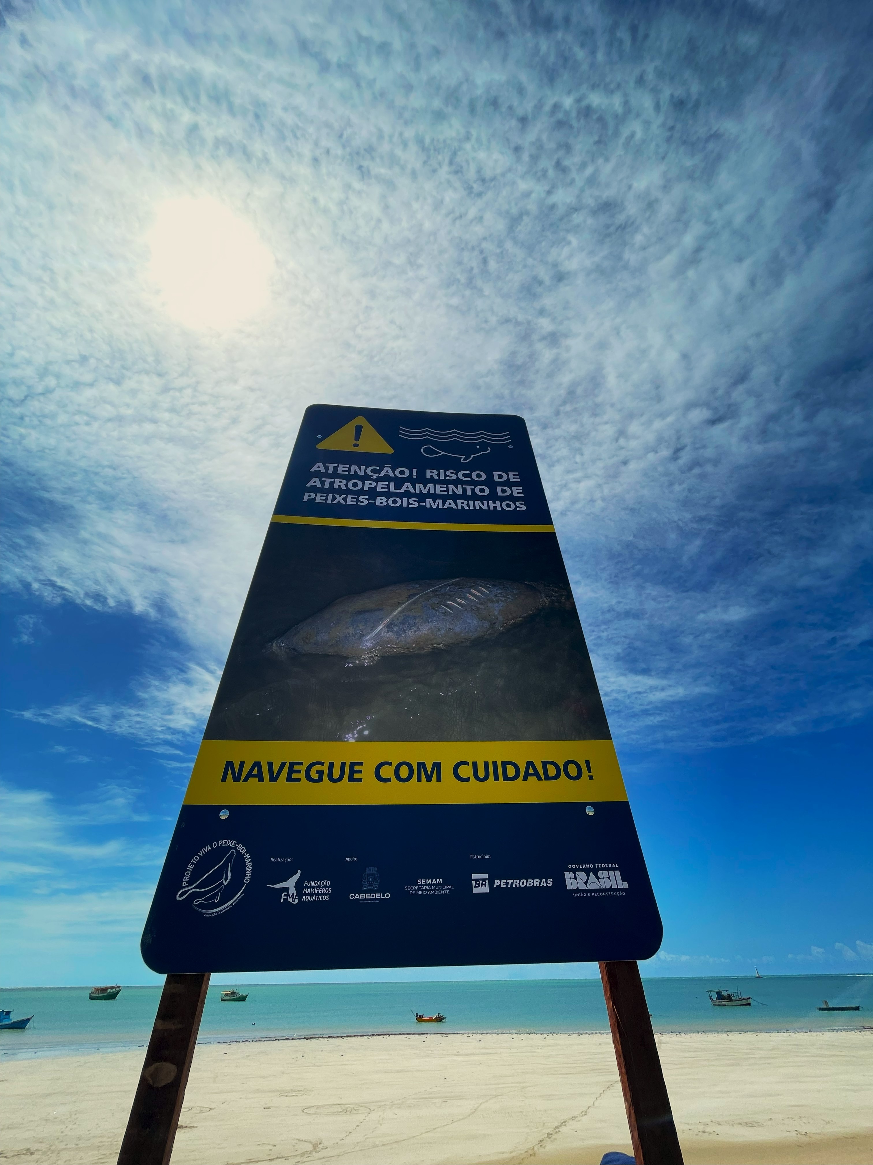 Placas são instaladas para alertar sobre risco de atropelamento de peixes-bois-marinhos na orla de Cabedelo