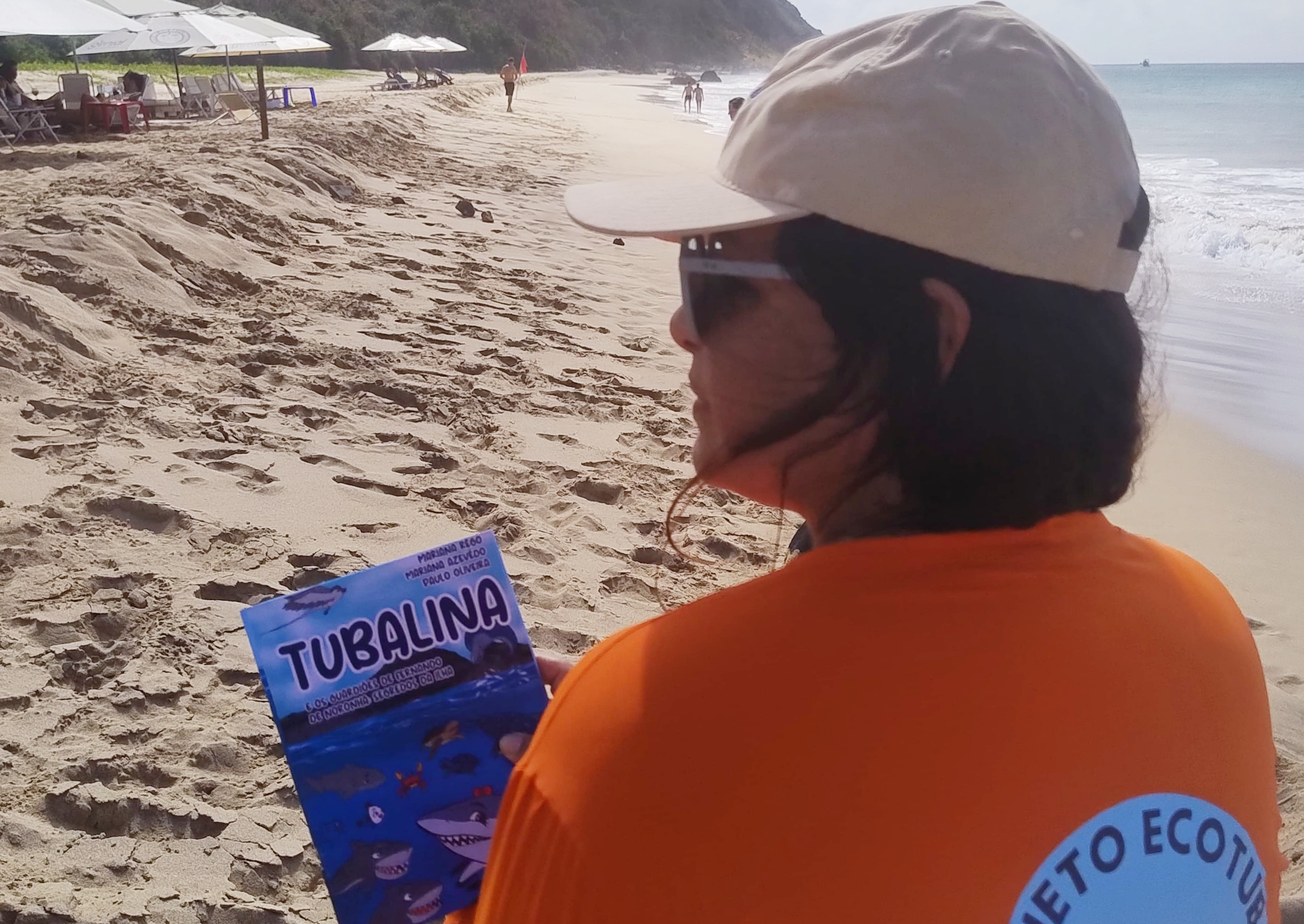 Ação ambiental em Fernando de Noronha apresenta livro infantil sobre tubarões e vida marinha para evitar incidentes