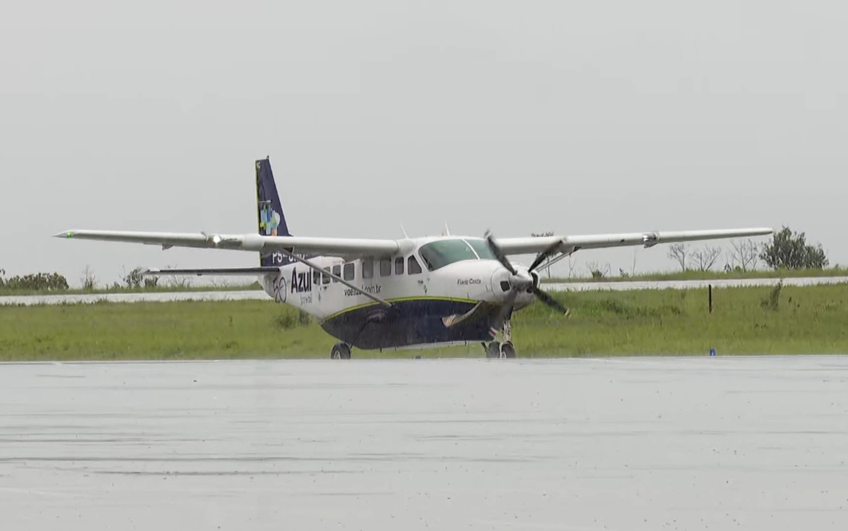 Com chuva, aeroporto de Franca é reinaugurado após 4 anos e recebe primeiro voo comercial 