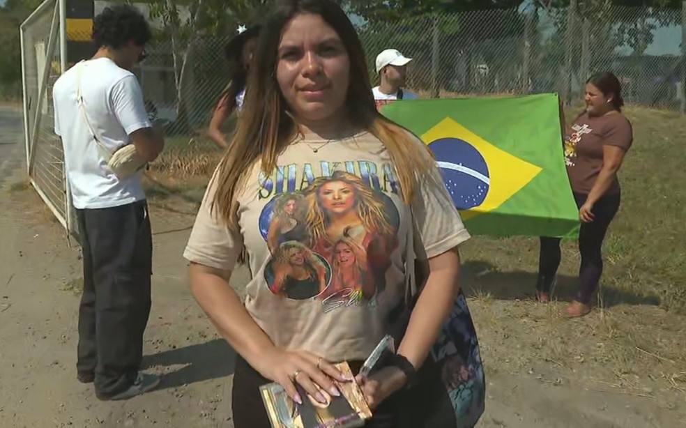 Estudante de administração Brenda Cristina espera a cantora Shakira na saída do aeroporto do Rio — Foto: Reprodução