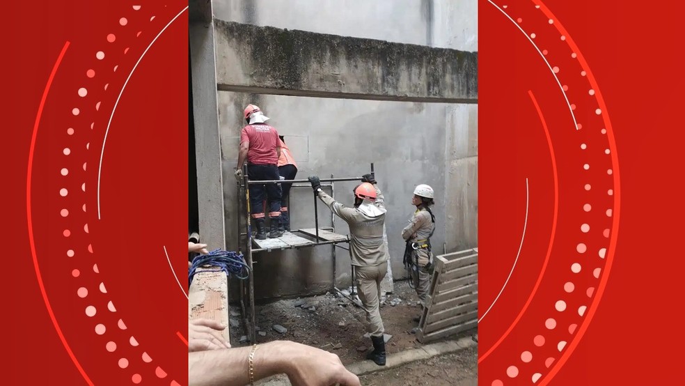 Bombeiros tiveram que quebrar parte da parede para conseguir resgatar jovem presa — Foto: Divulgação/Corpo de Bombeiros