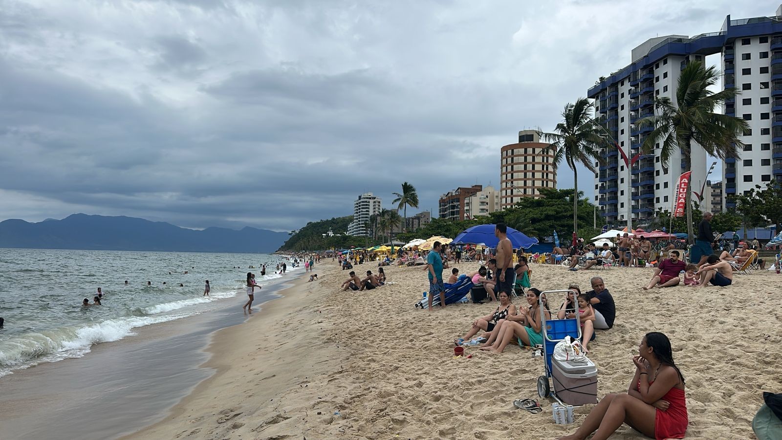 Turistas enchem praias de Caraguatatuba no primeiro fim de semana de 2025