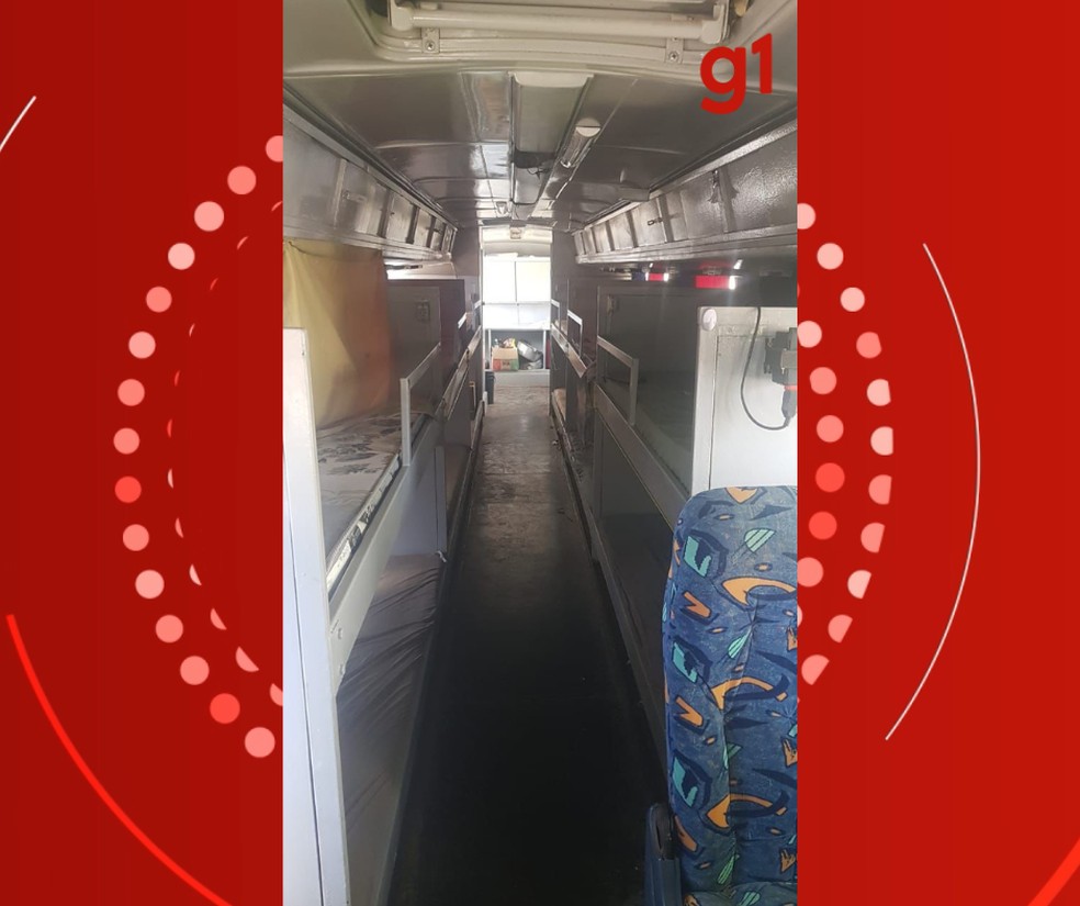 Os trabalhadores foram contratados e, ao invés de terem um alojamento, moravam dentro de um ônibus adaptado — Foto: Superintendência Regional do Trabalho de Mato Grosso