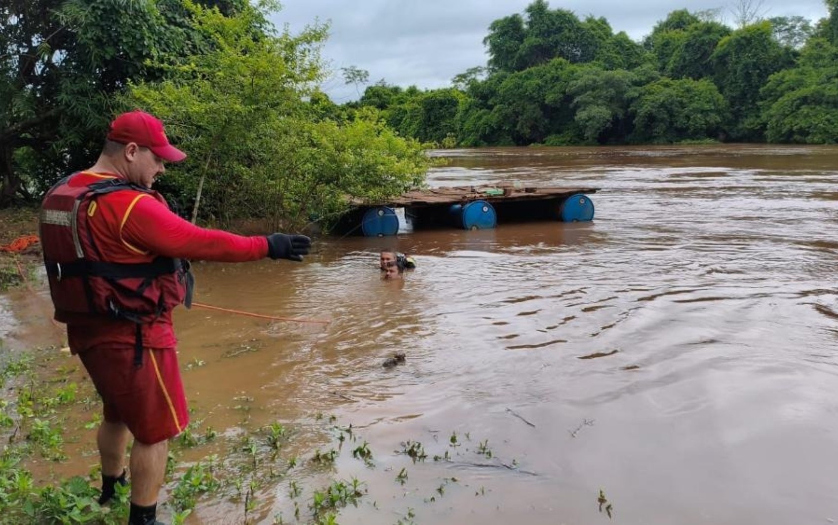 Jovem morre após saltar em rio, em Itumbiara