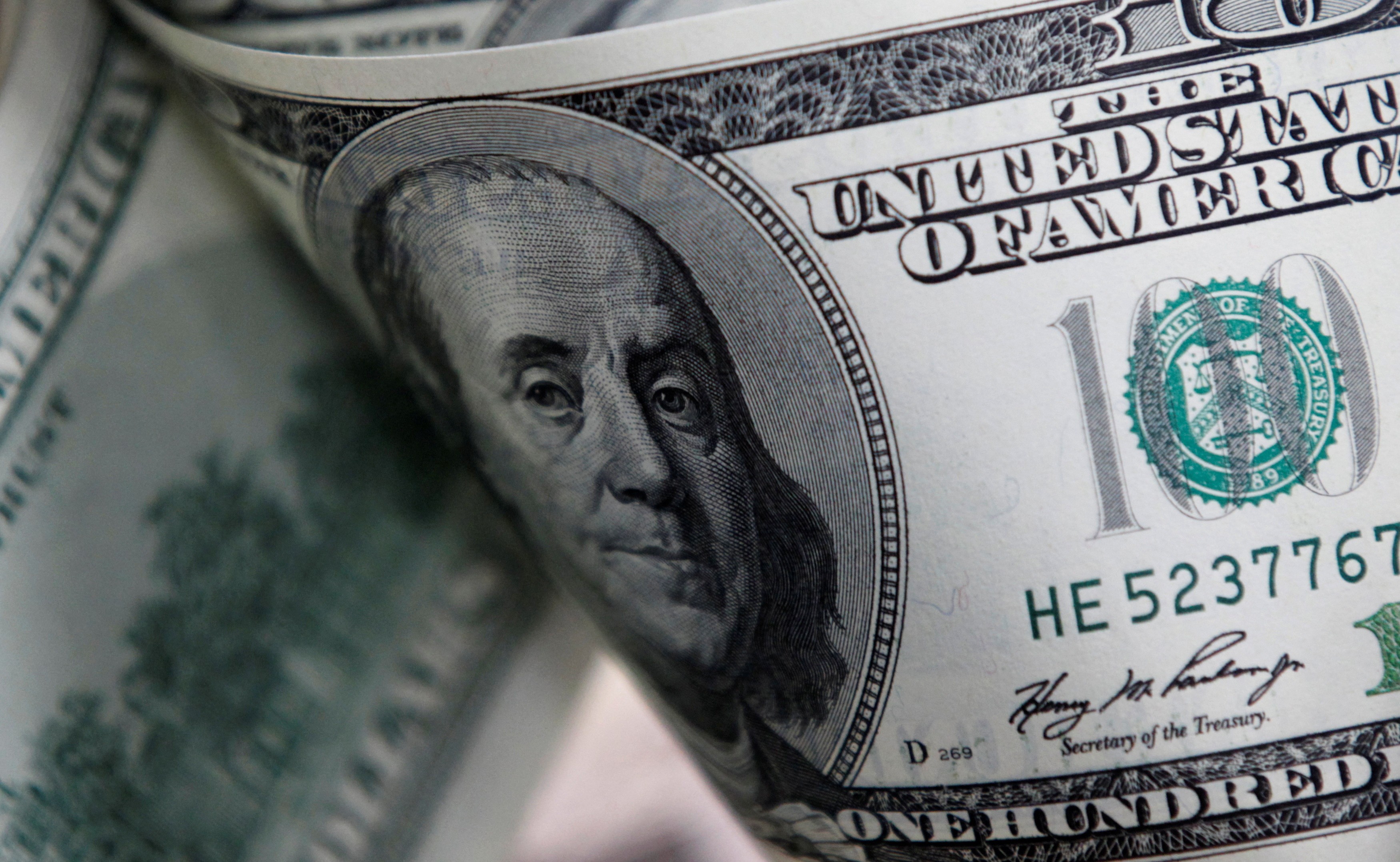 Dólar abre no aguardo de dados do PIB dos EUA