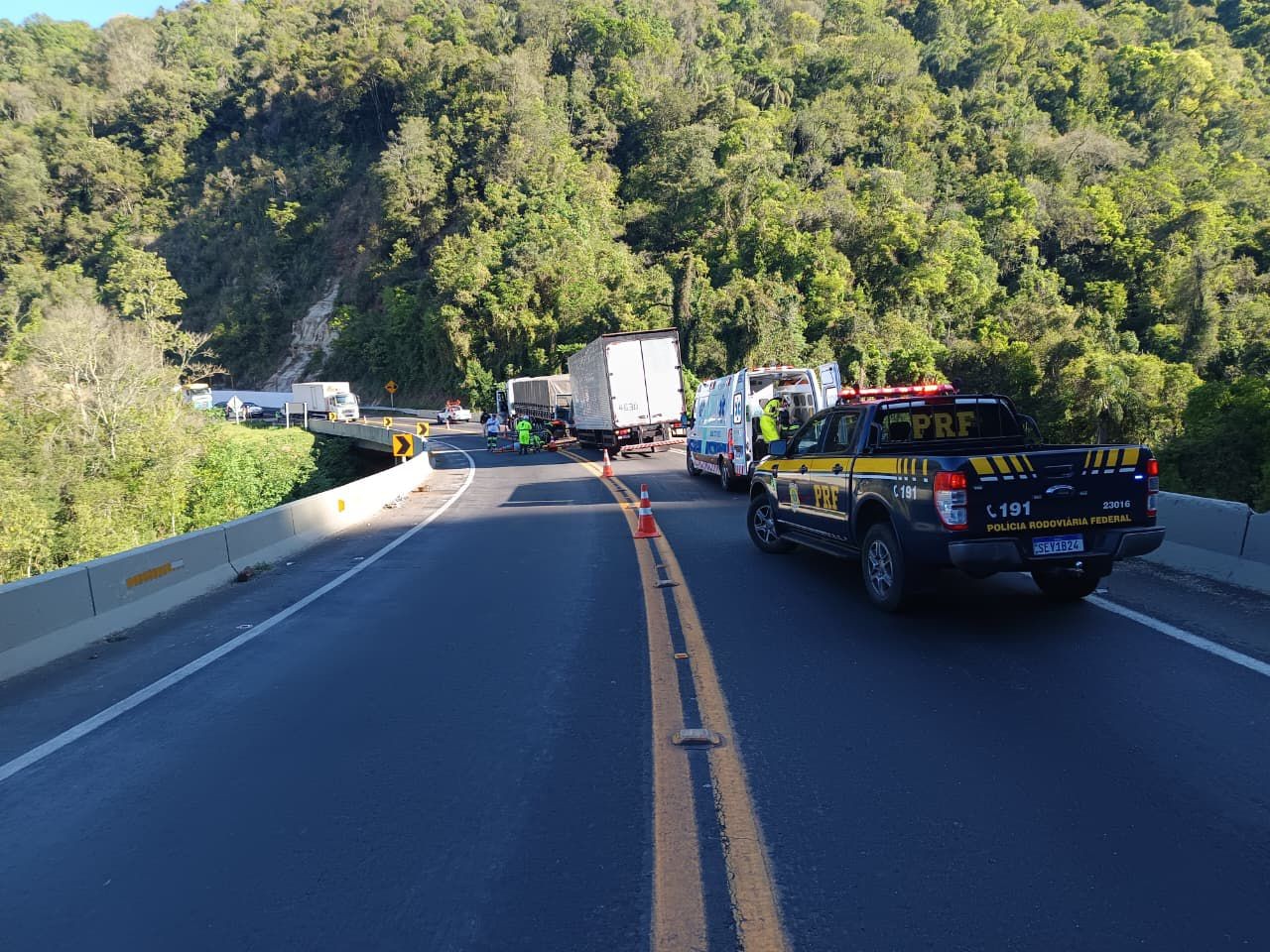 Caminhoneiro fica gravemente ferido e serra é interditada após acidente na BR-277, no Paraná