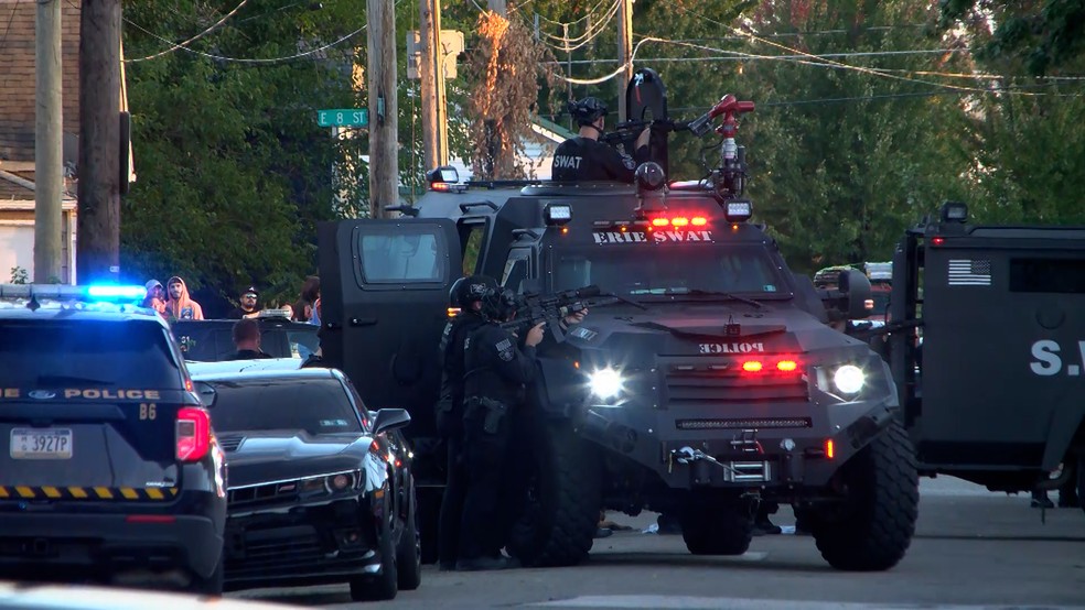 Viaturas policiais e veículo blindado em condomínio de casas onde ataque a tiros deixou nove mortos em Erie, na Pensilvânia, nos Estados Unidos, em 9 de outubro de 2026. — Foto: Matt Barnum/WJET via AP