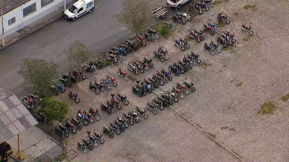 Prefeitura de São Paulo apreendeu nesta segunda-feira (20) 37 motos durante uma blitz contra a atuação da empresa 99 — Foto: TV Globo