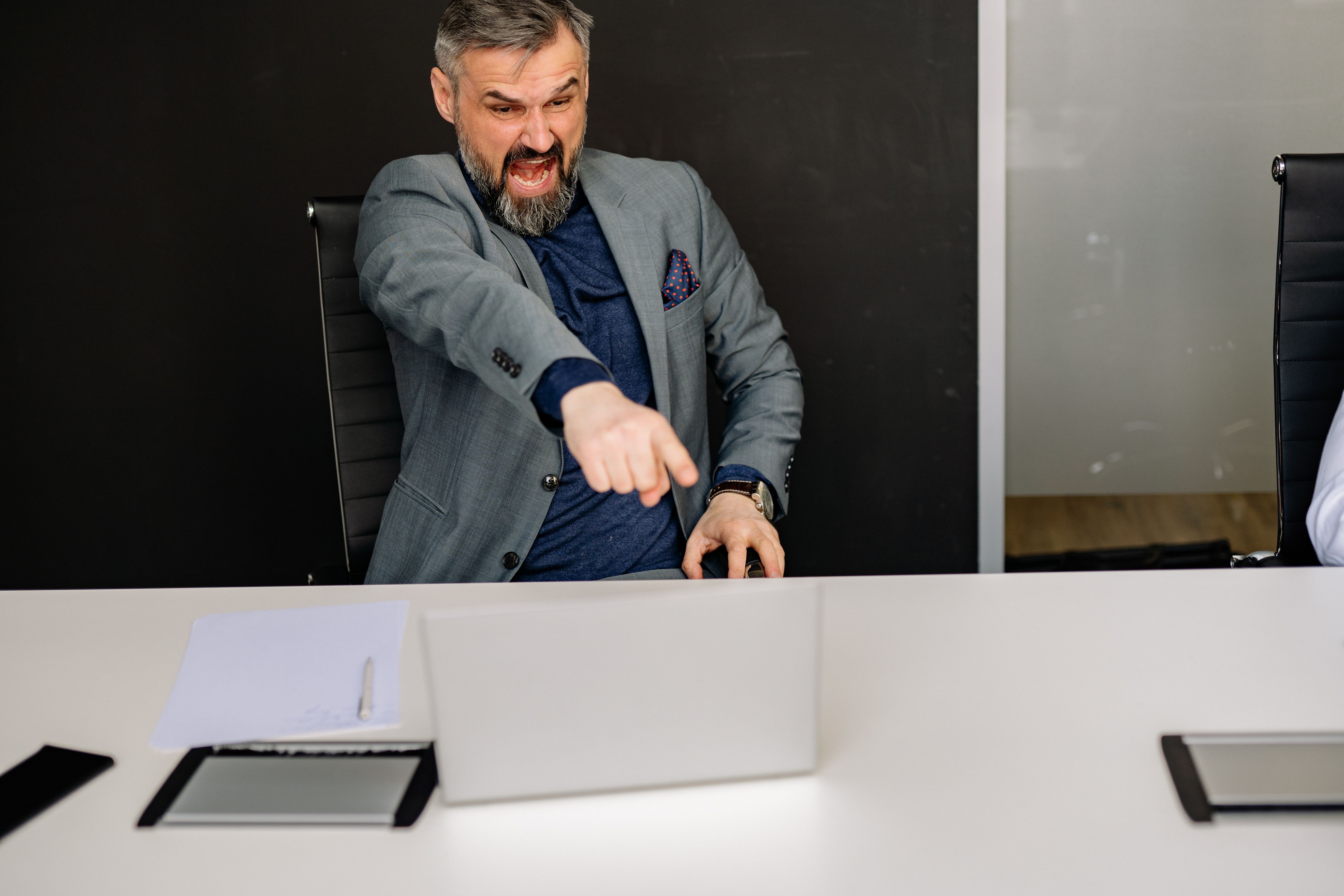 Trabalhadores veem empresas tolerarem abusos de chefes que entregam resultados