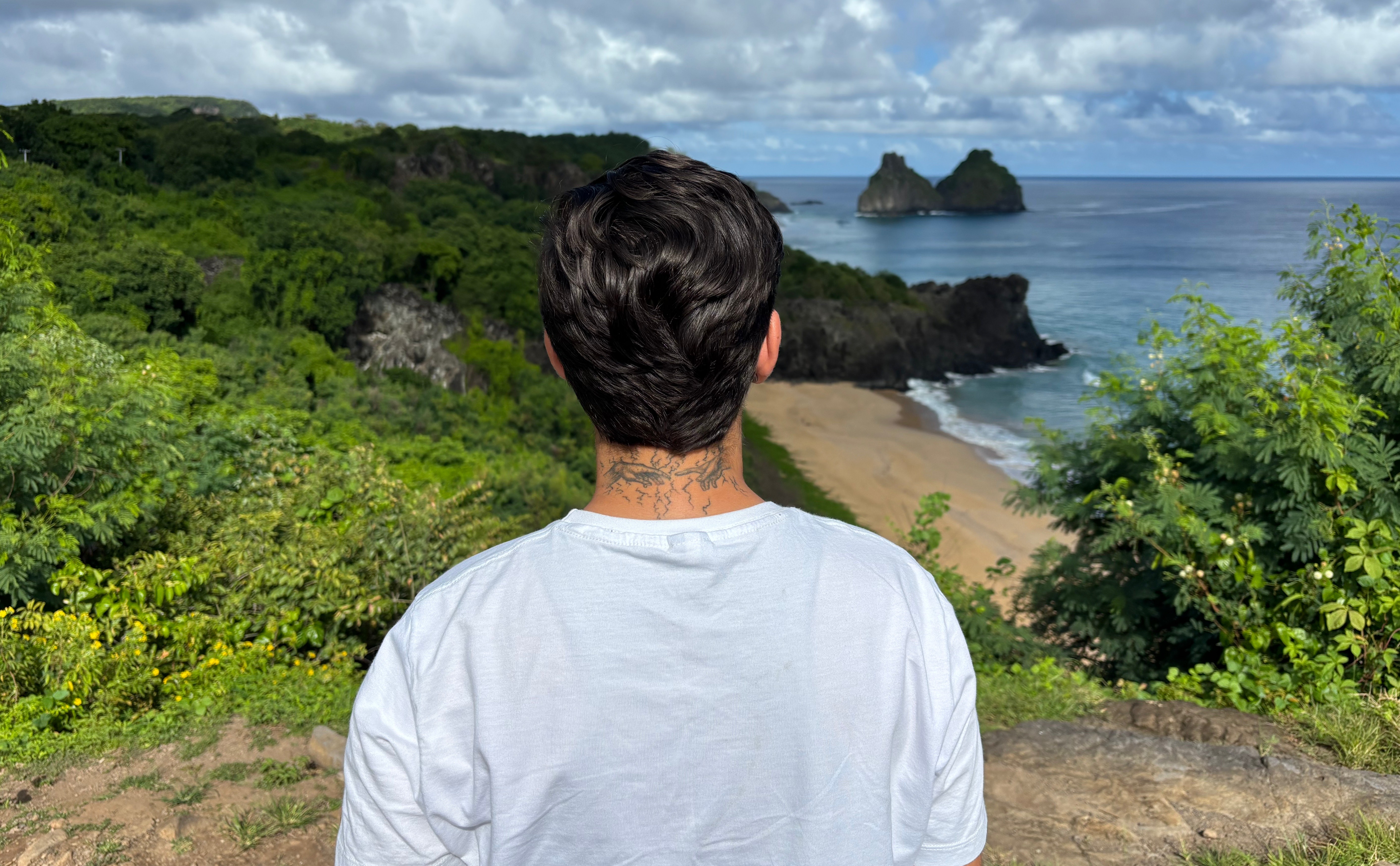 Trabalho sem folga e saudade da família afetam saúde mental em Fernando de Noronha