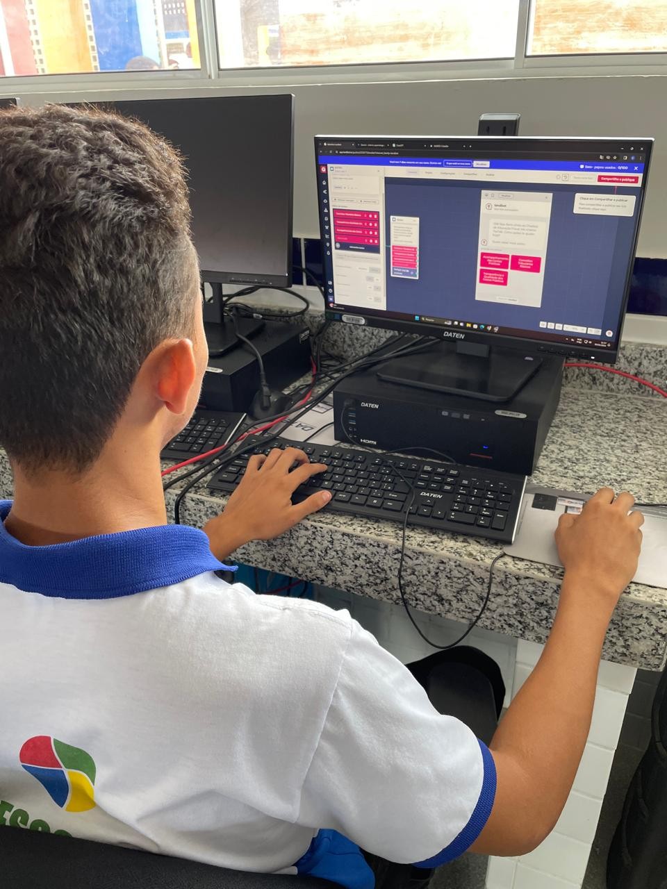 Estudante de escola pública usa inteligência artificial para criar plataforma que ensina educação fiscal: 'impacto social'