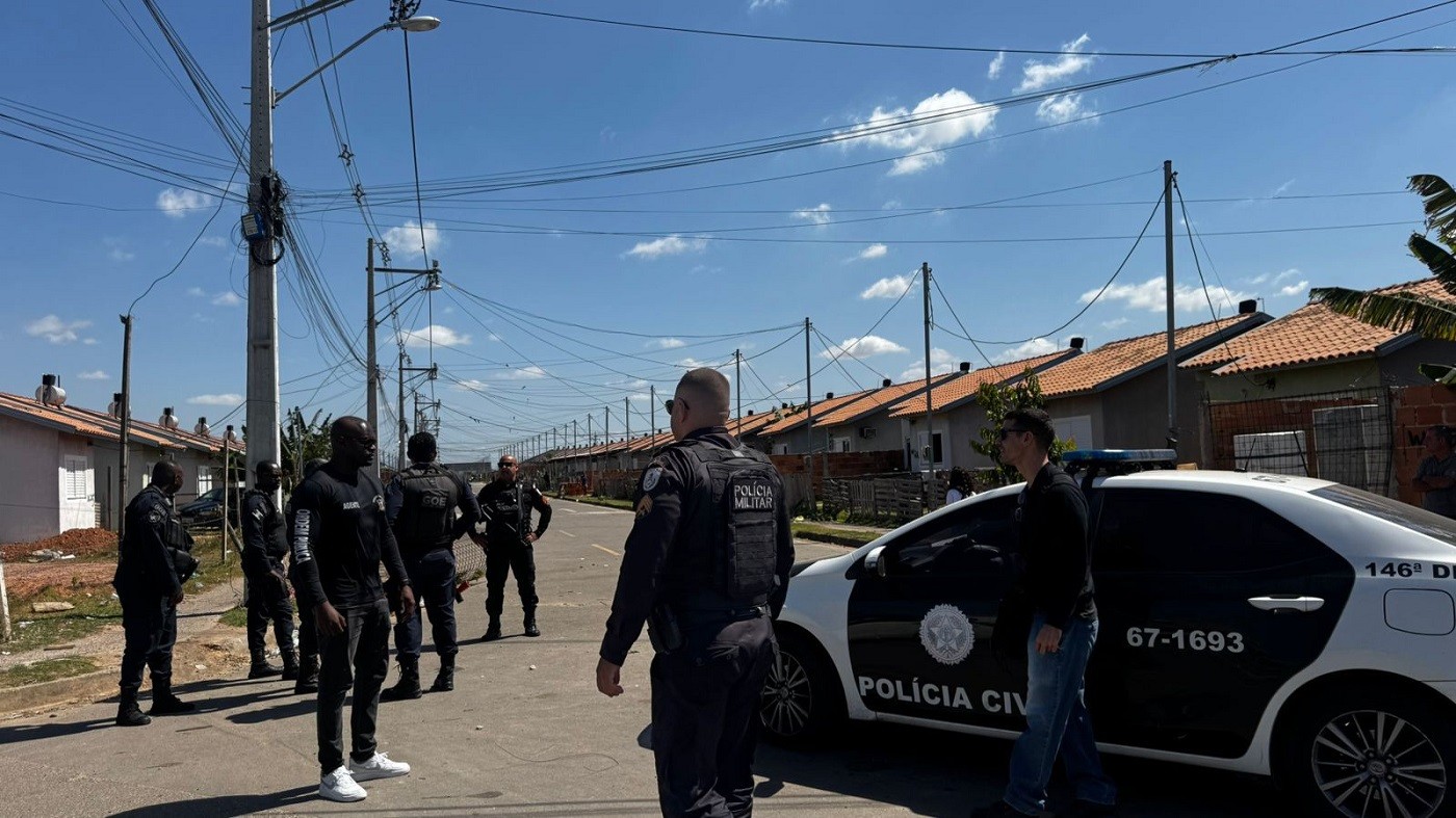 Polícia Civil realiza operação em comunidade de Campos para remover barricadas de criminosos