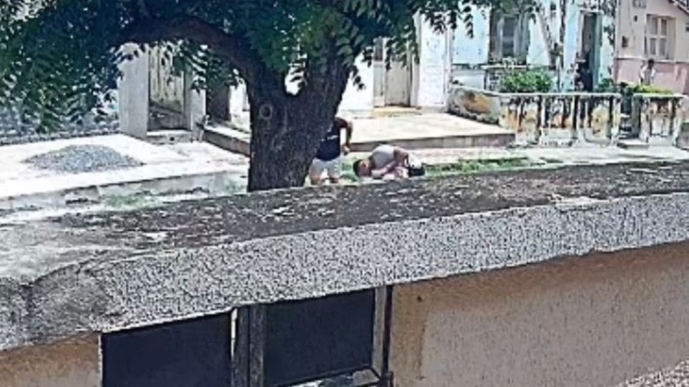 Ao perceber que a garota não conseguia respirar, um dos policiais fez as manobras de Heimlich e recuperou os sinais vitais da garota, que foi socorrida. — Foto: Polícia Civil/ Divulgação