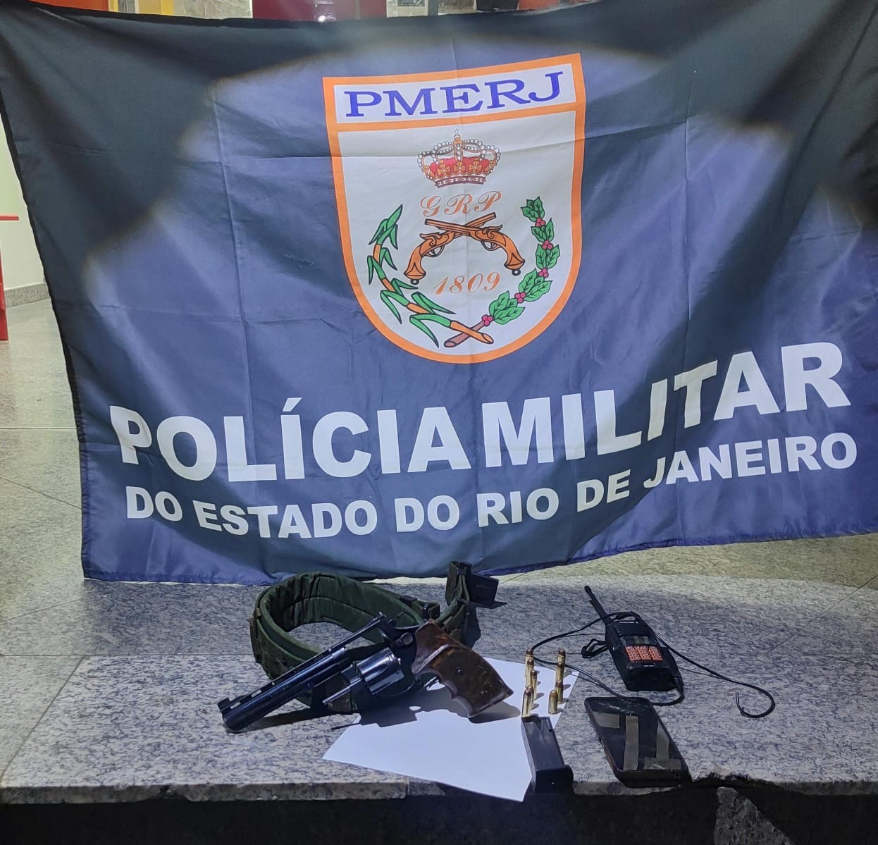 Polícia Militar apreende carro e arma após troca de tiros com suspeitos em Itatiaia