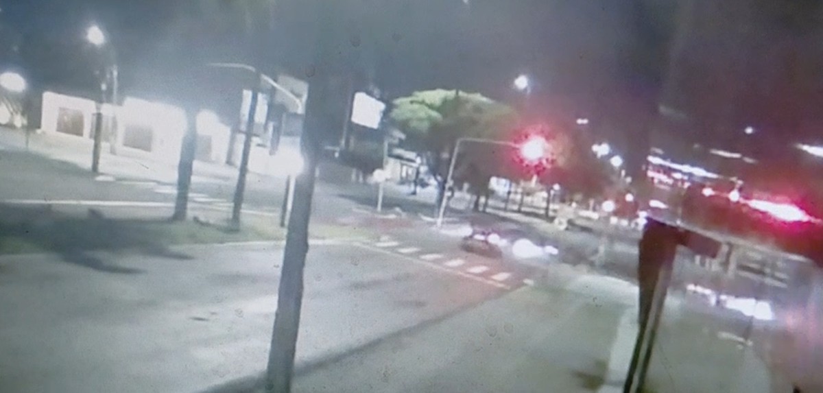 Imagens mostram motorista de carro furando sinal vermelho e atingindo motoboy, que acabou morrendo, em João Pessoa; VÍDEO