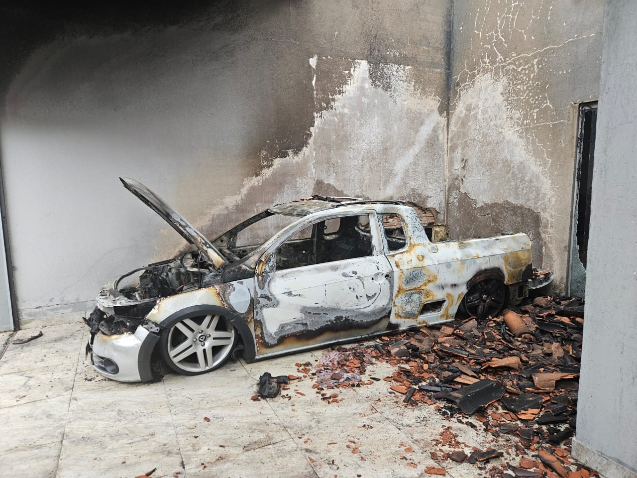Caminhonete pega fogo dentro de garagem de casa no Bairro Jardim Patrícia em Uberlândia