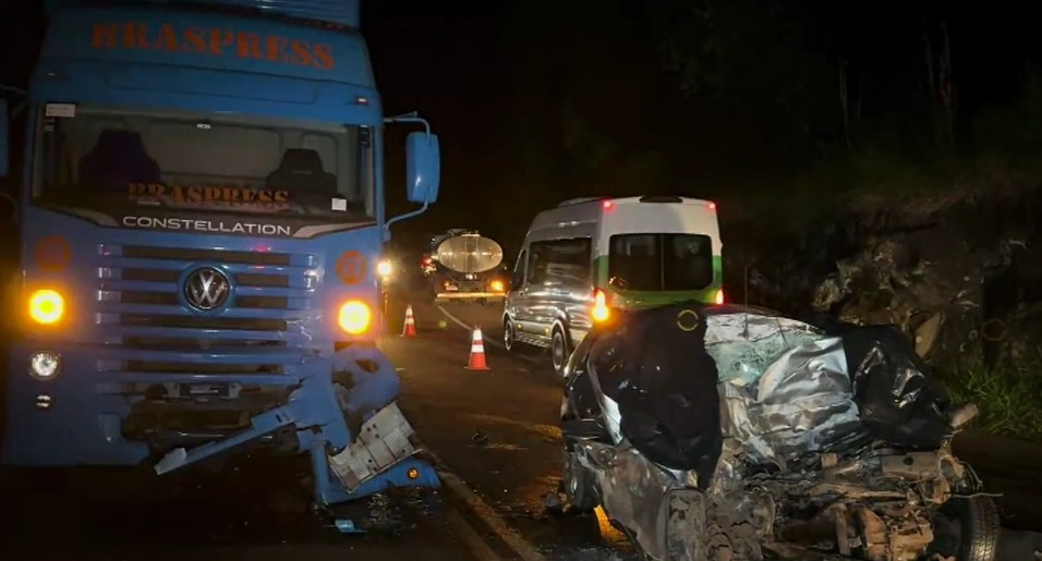 Três pessoas morrem em acidente entre carro e carreta, em Guaraniaçu
