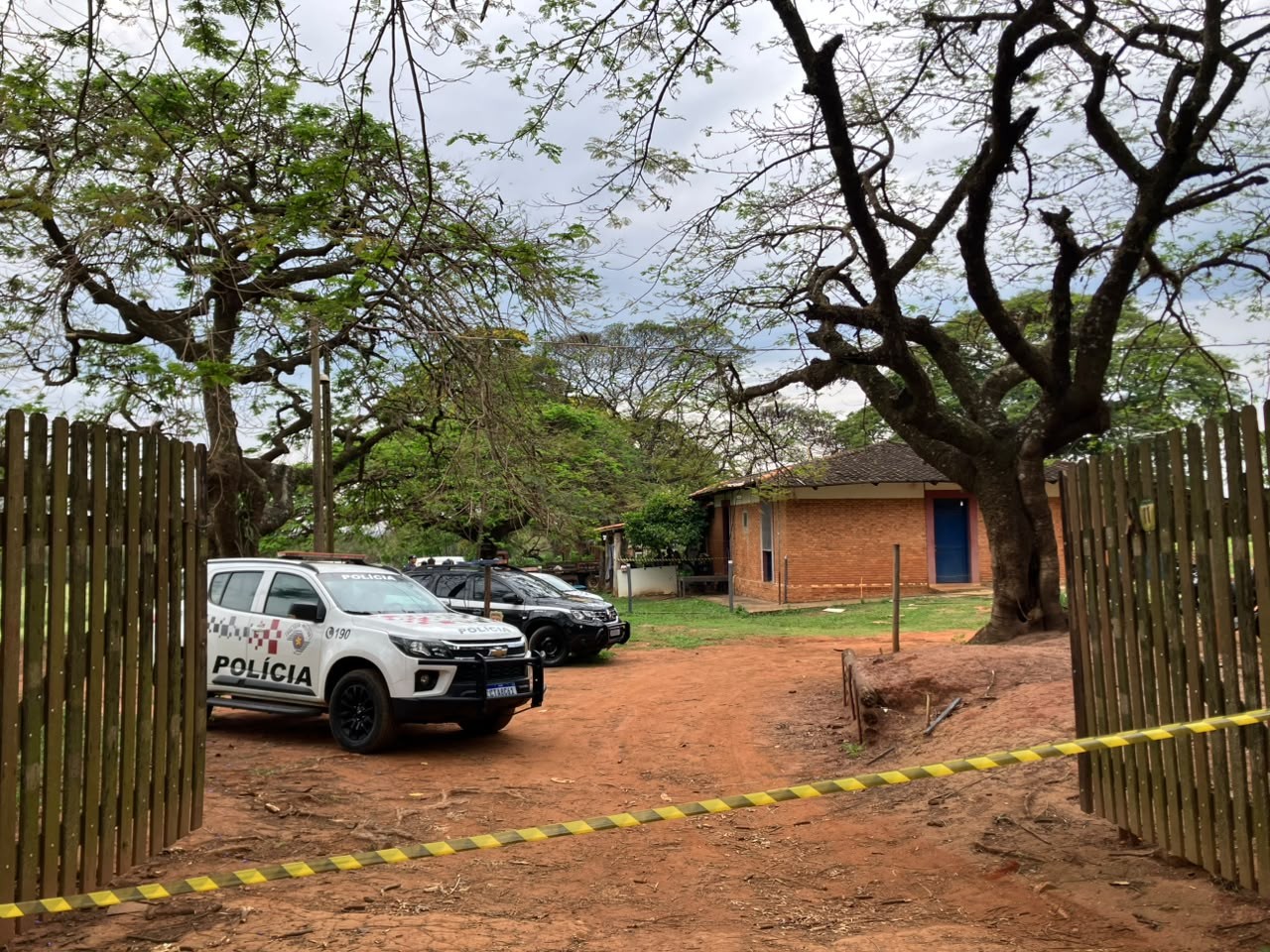 Mulher baleada em haras foi encontrada enquanto amamentava criança de 1 ano, diz PM