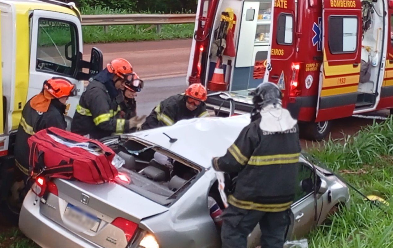 Motorista e passageiro ficam feridos após carro bater em caminhão na SP-304 em Ibitinga