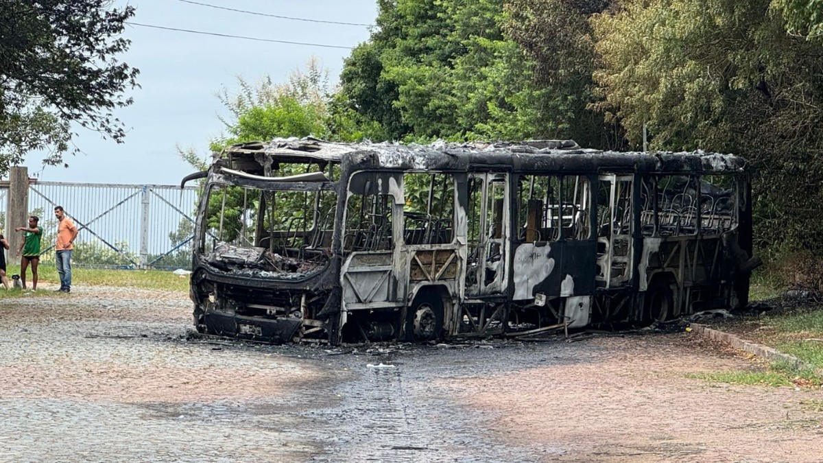 Quatro ônibus são incendiados em Porto Alegre, diz Brigada Militar