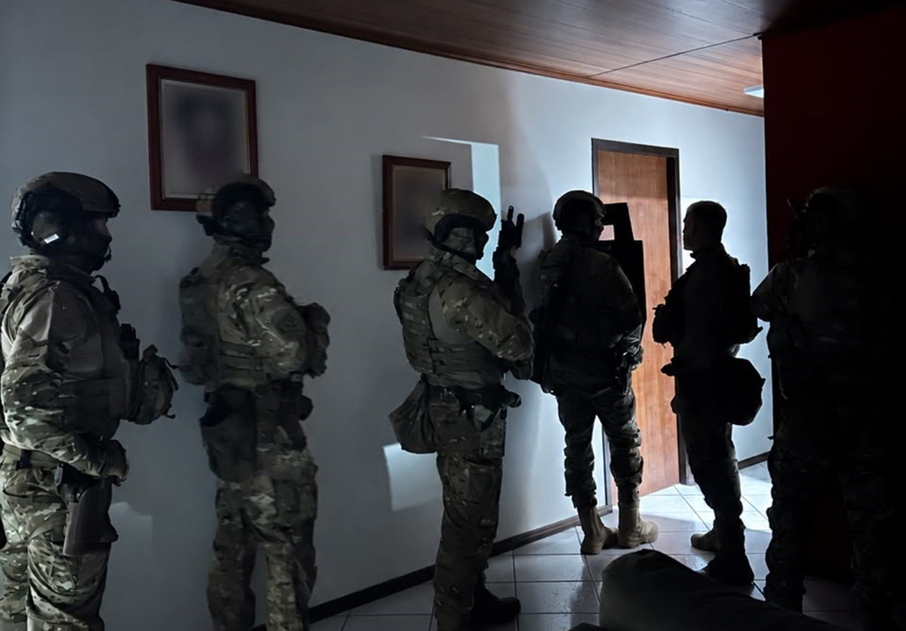 Menina de 4 anos mantida refém pelo próprio pai em quarto é resgatada pelo Bope em SC; homem foi preso