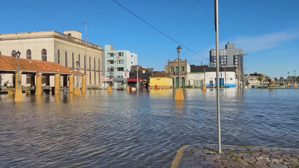 Cheia da Lagoa dos Patos alaga ruas em Rio Grande — Foto: Reprodução/RBS TV