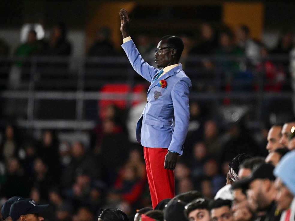 O torcedor da República Democrática do Congo Michel Kuka Mboladinga caracterizado como Patrice Lumumba. — Foto: AP