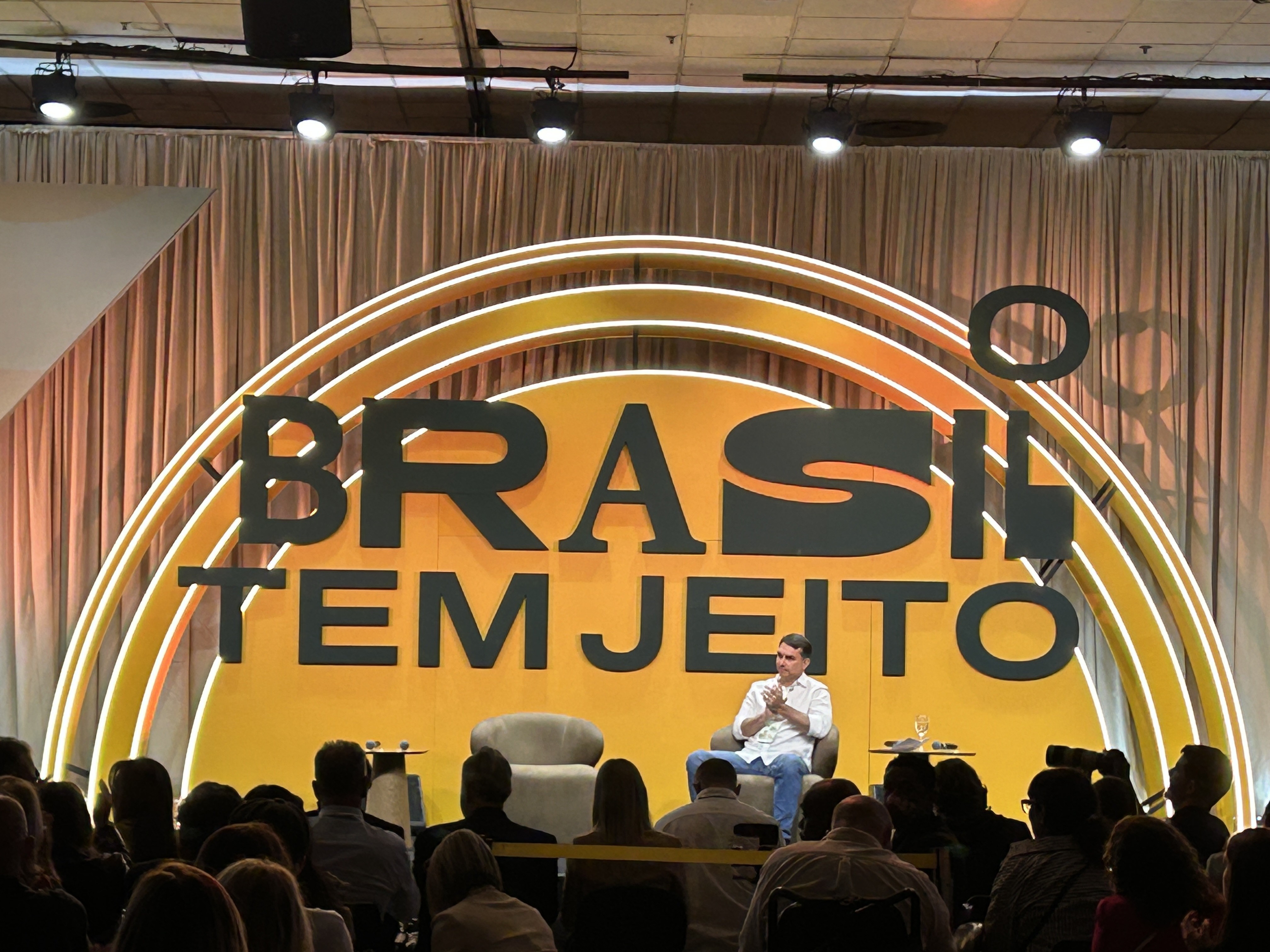 Em pré-campanha no RS, Flávio Bolsonaro defende nova reforma tributária e impeachment de ministros do STF