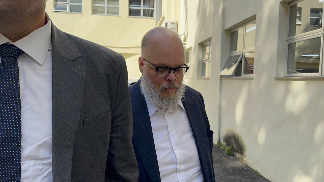Ed Motta chega para prestar depoimento sobre confusão em restaurante em delegacia na Zona Sul do Rio