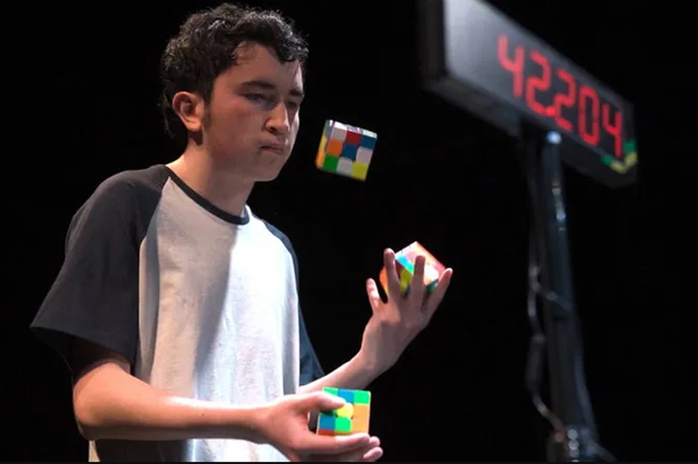 Jovem de Santos vence ansiedade com cubos mágicos e transforma