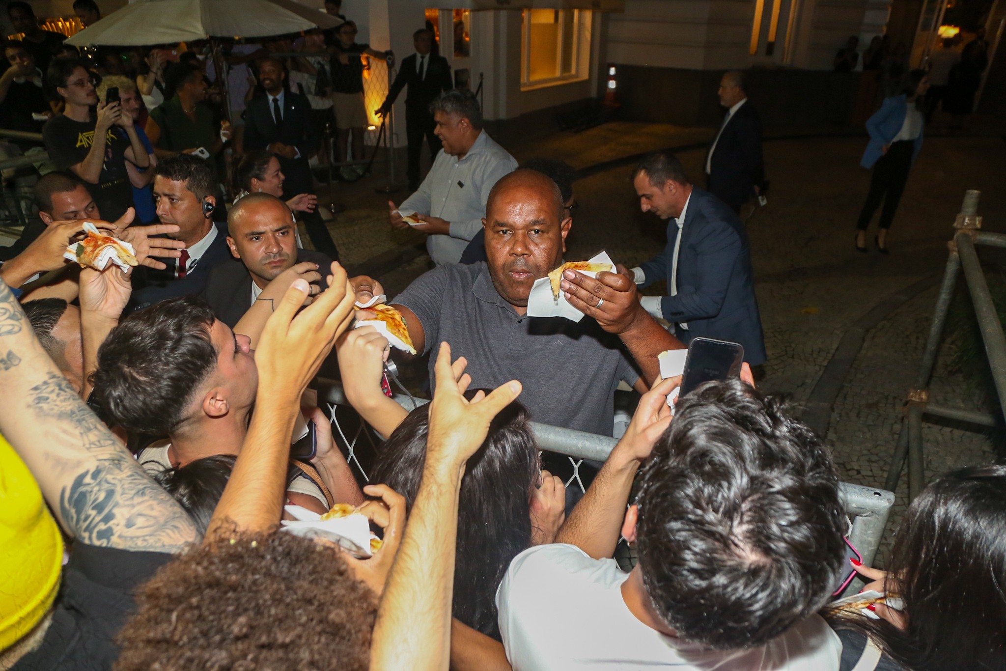 Lady Gaga manda pizzas para fãs na frente do Copacabana Palace: 'Uma mãe é uma mãe', diz fã