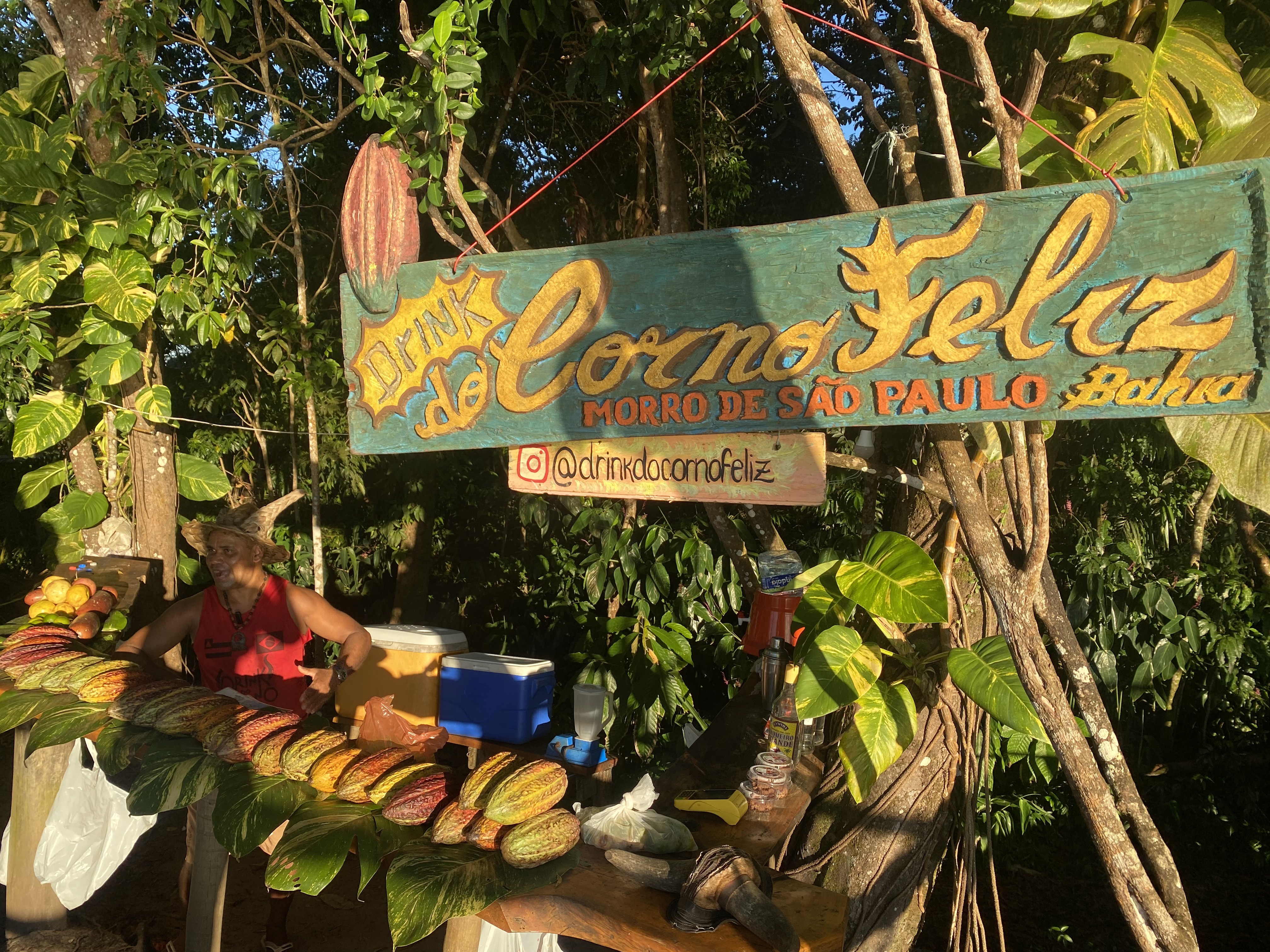 Pôr do sol, música e drink no cacau: conheça barraca do Corno Feliz em Morro de São Paulo