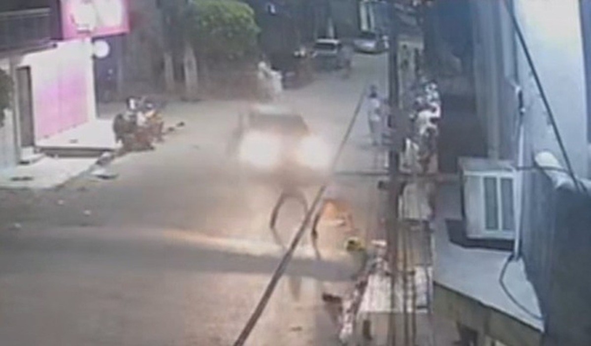Carro em alta velocidade atropela duas pessoas em sequência e uma delas morre, em Barreiros; VÍDEO