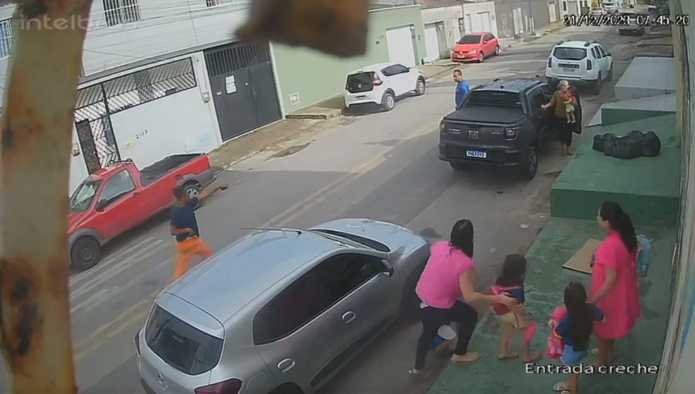 Criminoso aborda mães na entrada de escola, em Fortaleza. — Foto: Reprodução