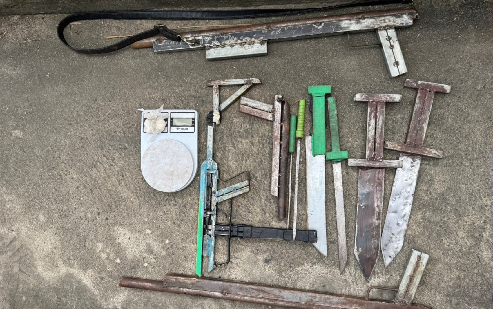 Homem com mandado de prisão em aberto é preso com armas artesanais e munição em Feira de Santana
