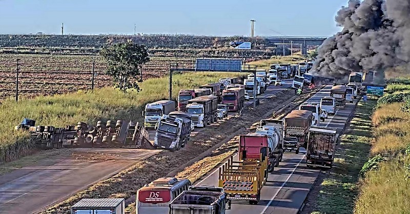 Dois acidentes com carretas são registrados em menos de 30 minutos na BR-163 e deixa trânsito caótico em MT; vídeo