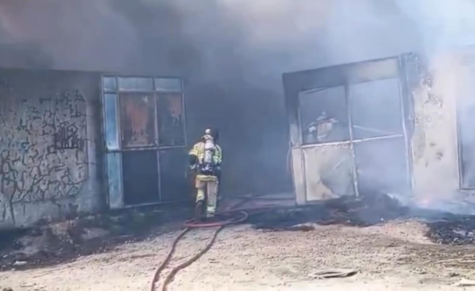 Incêndio atinge galpão de pneus e  quantidade de fumaça assusta moradores em Macaé, no RJ