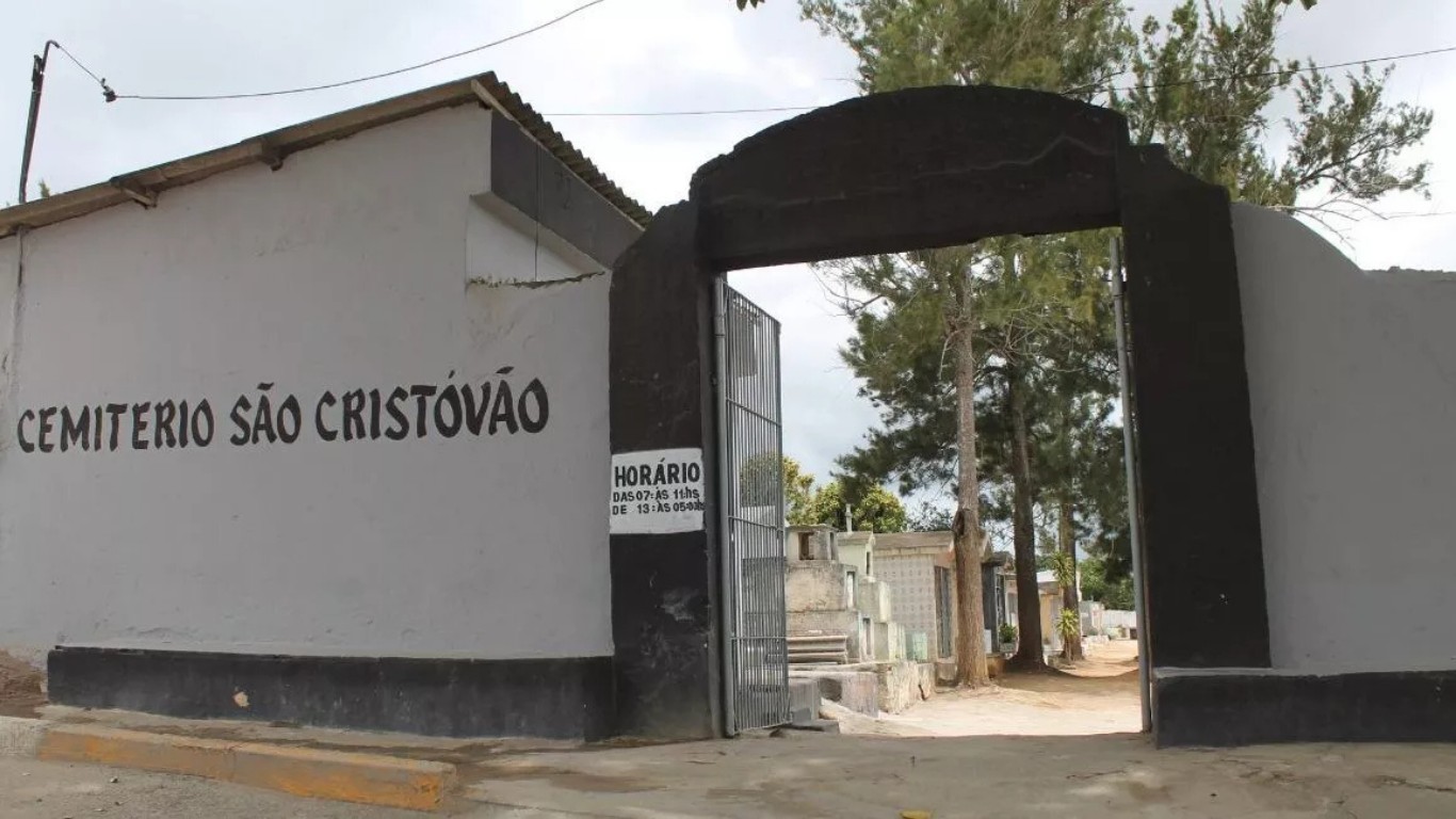 Dia de Finados: cemitérios de Garanhuns terão horário especial e missas 