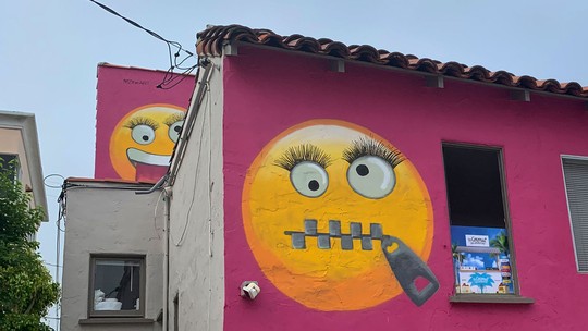 Casa com pintura de emojis é posta à venda após polêmica na Califórnia