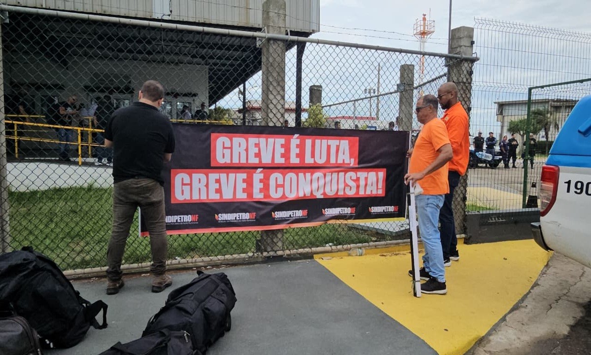 Greve de petroleiros paralisa plataformas no Norte Fluminense