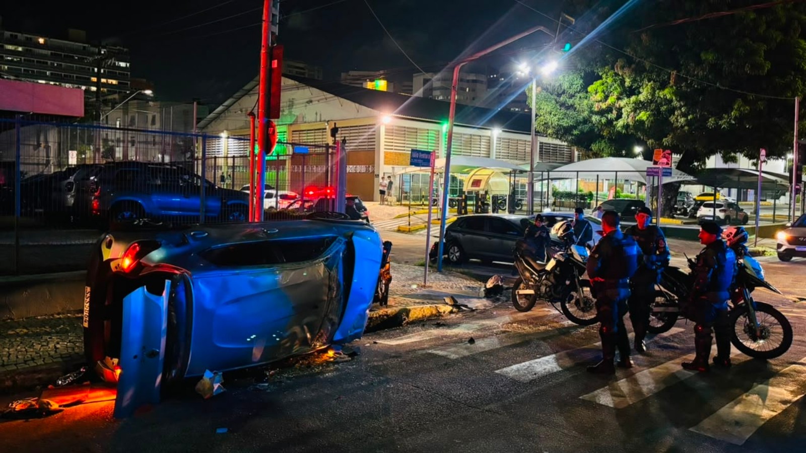 Dupla sequestra mulher, capota carro na fuga e é presa pela polícia em Fortaleza