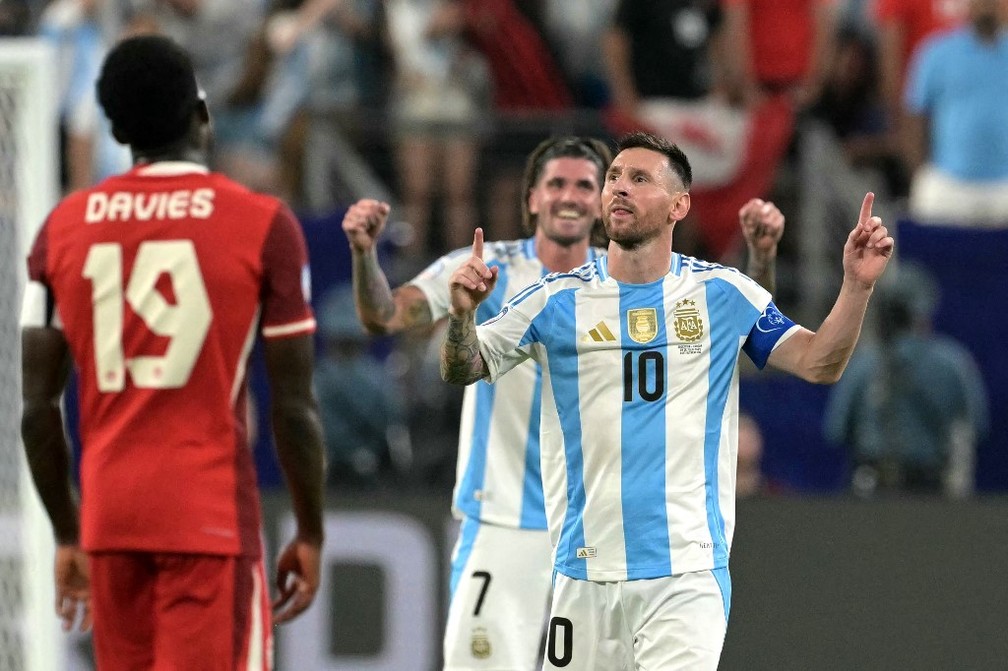 Messi comemora gol da Argentina contra o Canad&aacute;, pela Copa Am&eacute;rica &mdash; Foto: JUAN MABROMATA / AFP