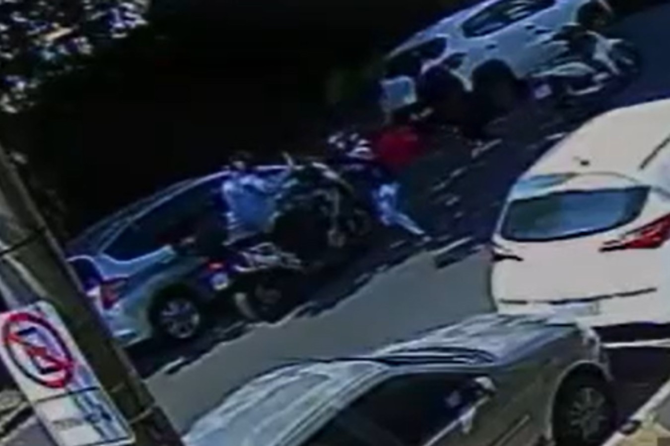 Dupla rende homem e rouba moto na região central de Campinas; VÍDEO