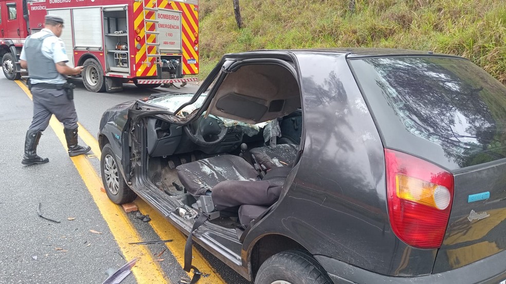 Ventava e chovia no momento do acidente — Foto: São Roque Notícias