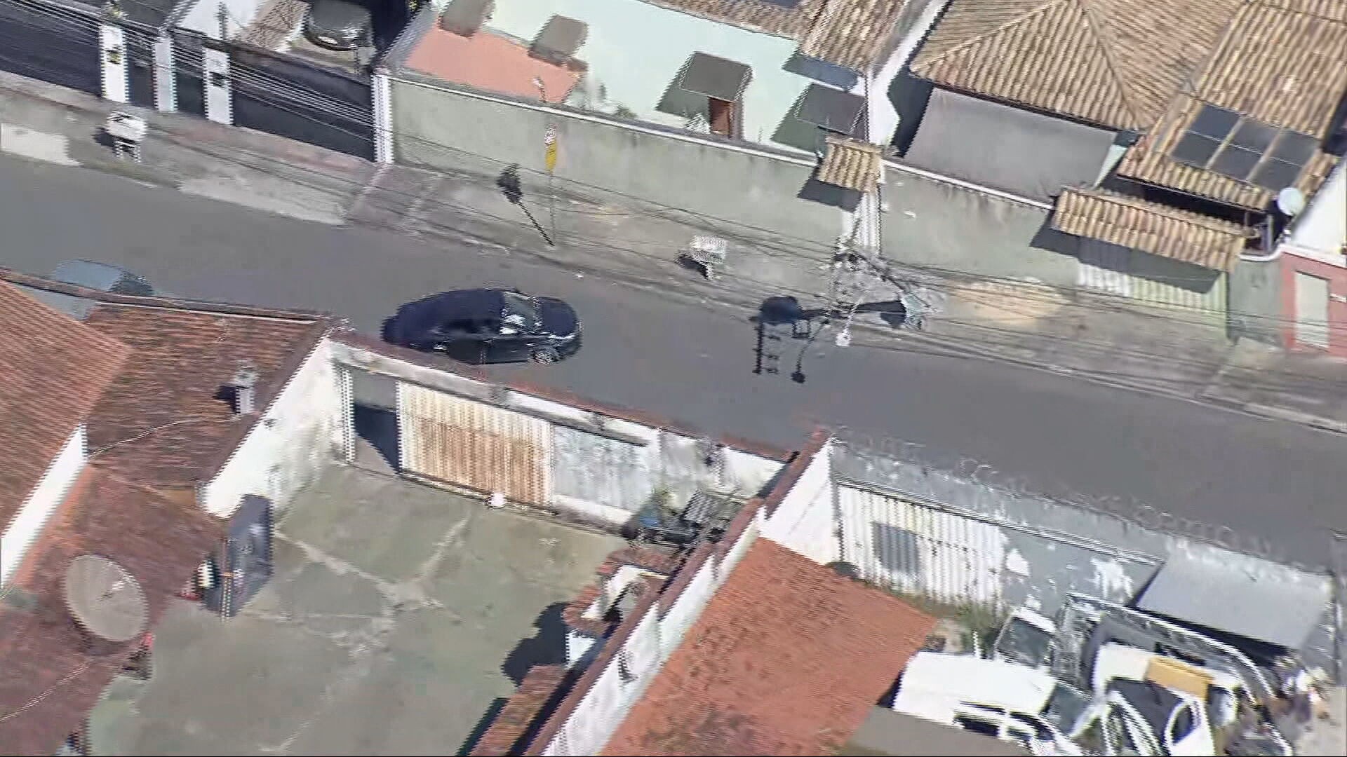 Carro derruba poste e deixa mais de 800 casas sem energia em BH