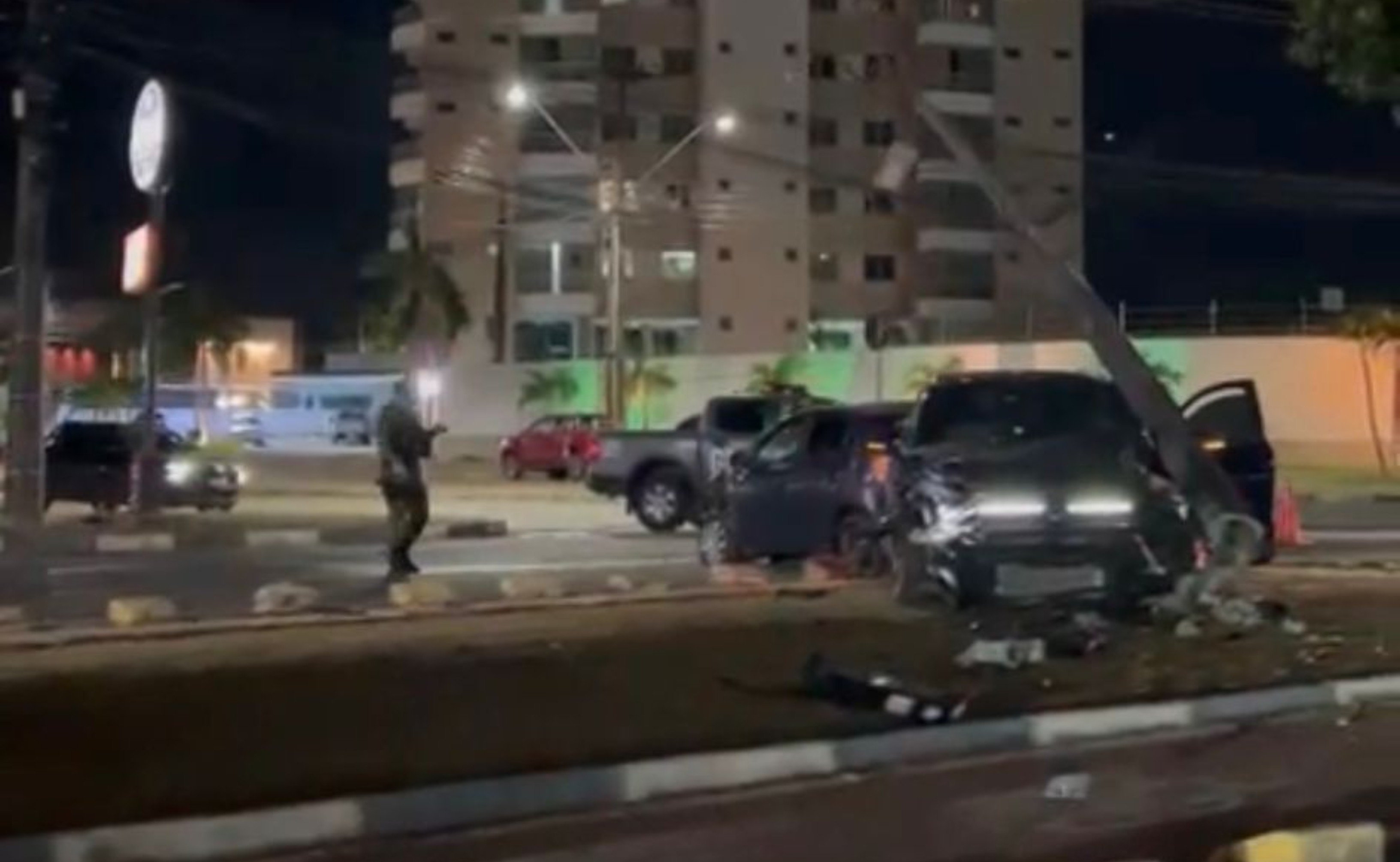 Arquiteta avança sinal vermelho e causa acidente com outro carro na avenida Ville Roy, em Boa Vista