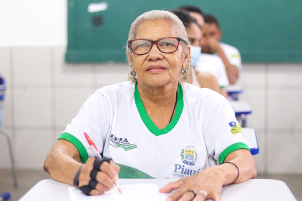 Maria das Graças, de 73 anos, irá concluir o ensino médio no final de 2023. — Foto: Governo do Piauí