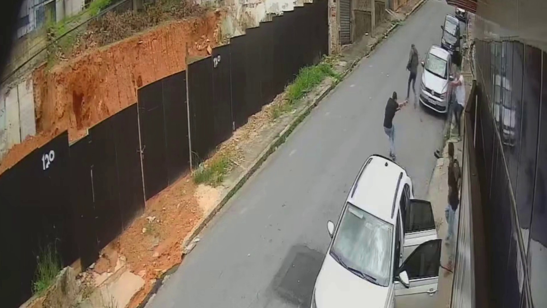 Policial civil é baleado em BH; vídeo mostra crime 