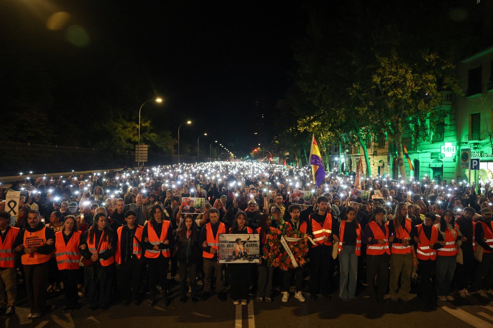 Manifestantes marcham da praça Puerta del Sol, em Madri, onde estão acampados há dias, até o prédio onde vivia Maricarmen Abascal, de 87 anos, que morreu após ser despejada. O caso dela deu início a protestos por moradia na Espanha. — Foto: Susana Vera / Reuters