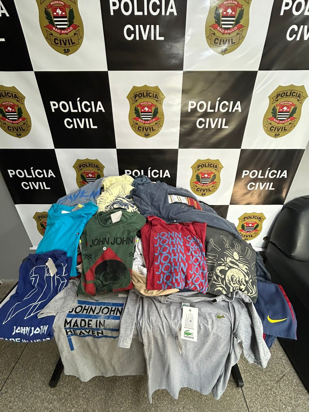 Alvos de grandes marcas, dois homens são presos em Campinas por venda de roupas e calçados falsificados